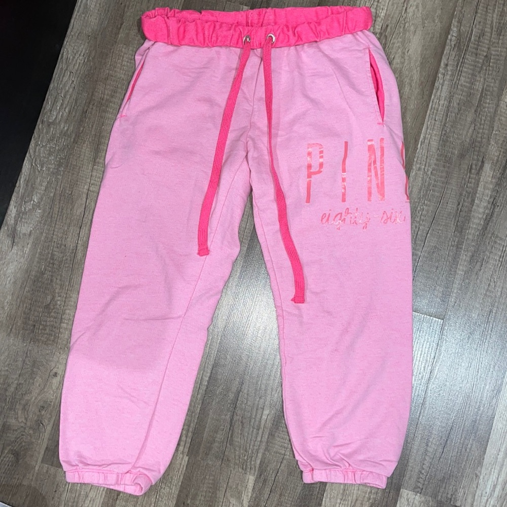 PINK capris.